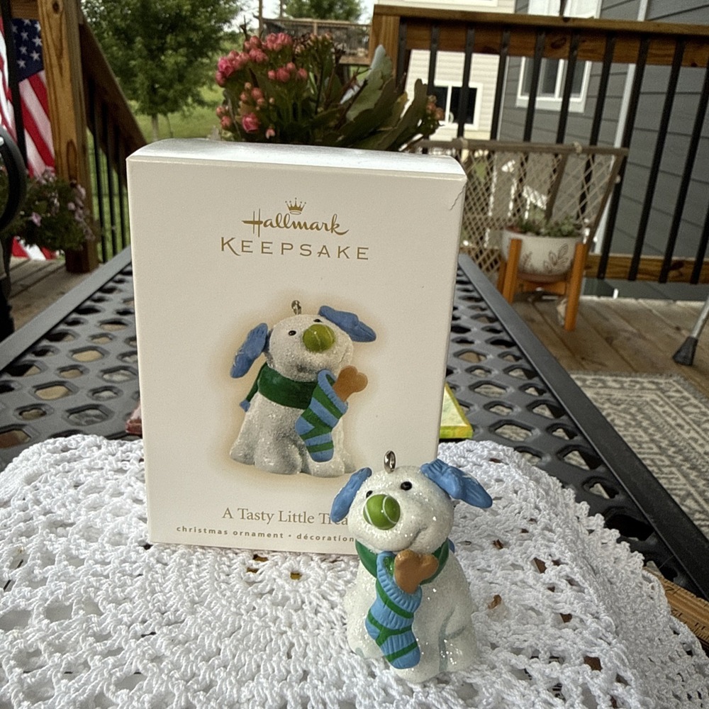 Hallmark Keepsake Ornament‎ 2009 A TASTY LITTLE TREAT  DOG